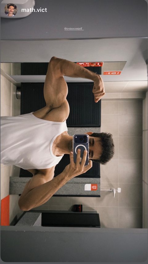 Aluno marcando o treino nos stories