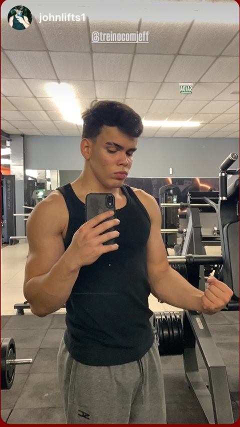 Aluno marcando o treino nos stories