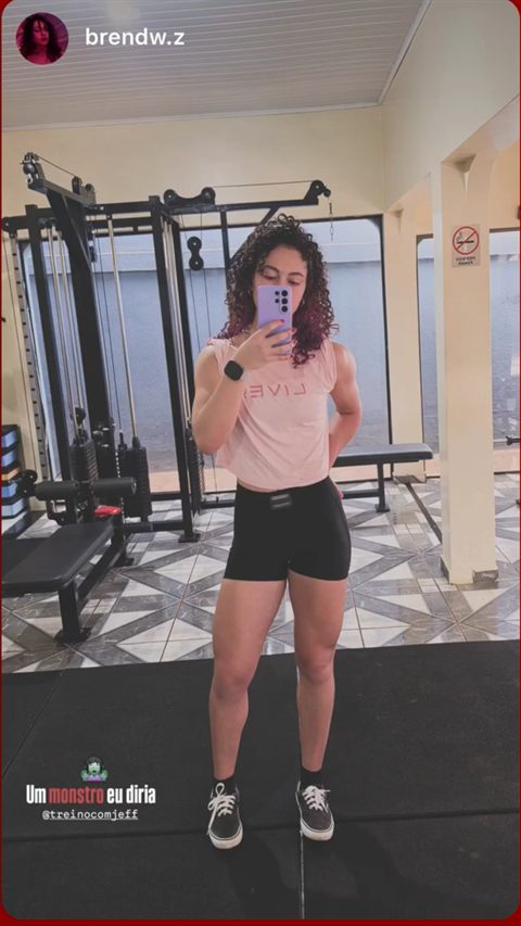 Aluna marcando o treino nos stories